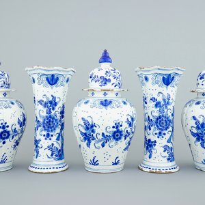 Een groot vijfdelig blauw-wit Delfts kaststel met decor van papegaaien, 18e eeuw — foto 2