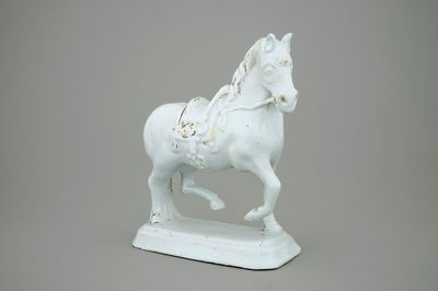 Een groot wit Delfts model van een paard, 18e eeuw