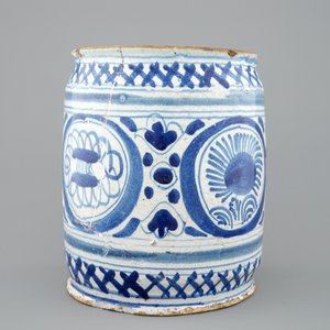 Een grote albarello met chinoiserie decor, wellicht Haarlem, vroeg 17e eeuw — foto 3