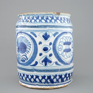 Een grote albarello met chinoiserie decor, wellicht Haarlem, vroeg 17e eeuw — foto 4