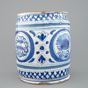 Een grote albarello met chinoiserie decor, wellicht Haarlem, vroeg 17e eeuw — foto 5