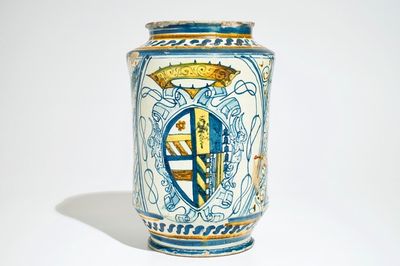 Een grote albarello met wapendecor in Italiaanse majolica, Deruta, 17e eeuw