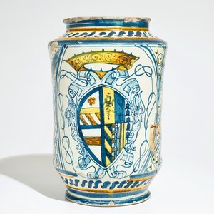 Een grote albarello met wapendecor in Italiaanse majolica, Deruta, 17e eeuw — foto 1