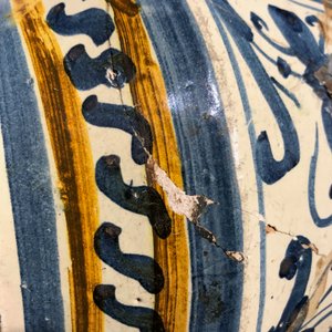 Een grote albarello met wapendecor in Italiaanse majolica, Deruta, 17e eeuw — foto 17