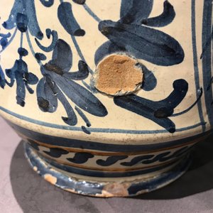 Een grote albarello met wapendecor in Italiaanse majolica, Deruta, 17e eeuw — foto 22