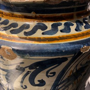 Een grote albarello met wapendecor in Italiaanse majolica, Deruta, 17e eeuw — foto 23