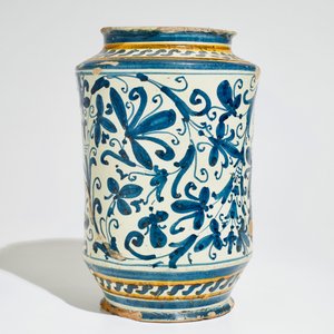 Een grote albarello met wapendecor in Italiaanse majolica, Deruta, 17e eeuw — foto 3