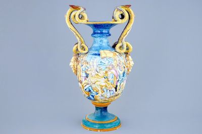 Een grote altaarvaas in Italiaanse majolica, 19e eeuw