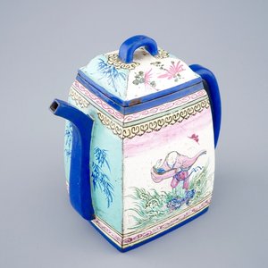 Een grote beschilderde Chinese Yixing steengoed theepot met deksel, 19e eeuw — foto 1