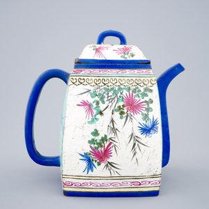 Een grote beschilderde Chinese Yixing steengoed theepot met deksel, 19e eeuw — foto 4