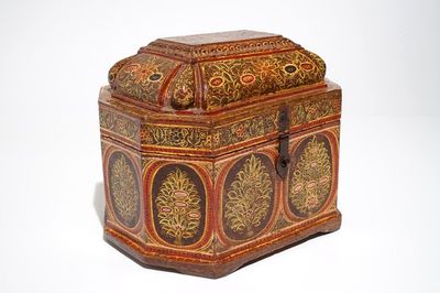 Een grote beschilderde papier maché en houten kist met vakverdeling, Qajar, Iran, 19e eeuw