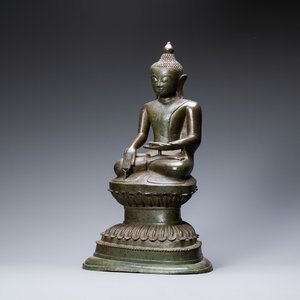 Een grote Birmaanse vergulde bronzen figuur van Boeddha, 17/18e eeuw — foto 1