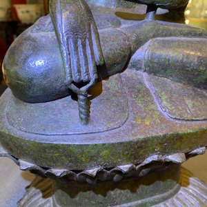 Een grote Birmaanse vergulde bronzen figuur van Boeddha, 17/18e eeuw — foto 18