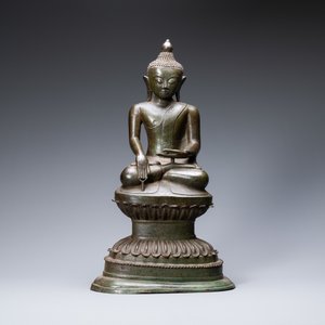 Een grote Birmaanse vergulde bronzen figuur van Boeddha, 17/18e eeuw — foto 2