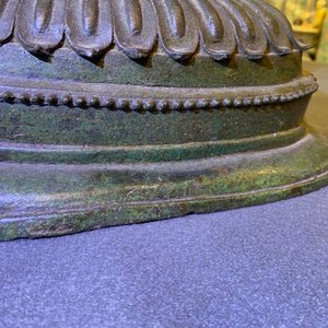 Een grote Birmaanse vergulde bronzen figuur van Boeddha, 17/18e eeuw — foto 25