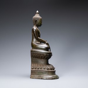 Een grote Birmaanse vergulde bronzen figuur van Boeddha, 17/18e eeuw — foto 3