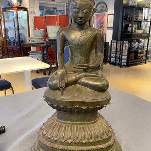 Een grote Birmaanse vergulde bronzen figuur van Boeddha, 17/18e eeuw — foto 8