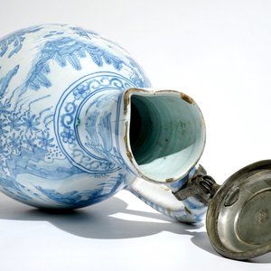 Een grote blauw-witte aardewerken kan met tinnen deksel, Delft of Frankfurt, 17e eeuw — foto 6