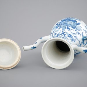 Een grote blauw-witte Chinees porseleinen dekselkan, Kangxi, ca. 1700 — foto 6