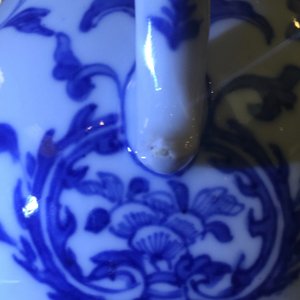 Een grote blauw-witte Chinees porseleinen dekselkan, Kangxi, ca. 1700 — foto 10