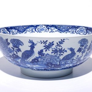 Een grote blauw-witte Chinese kom met vogels tussen bloeiende bloemen, Qianlong — foto 1