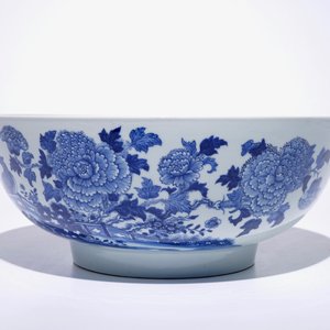 Een grote blauw-witte Chinese kom met vogels tussen bloeiende bloemen, Qianlong — foto 3
