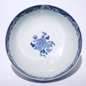 Een grote blauw-witte Chinese kom met vogels tussen bloeiende bloemen, Qianlong — foto 6