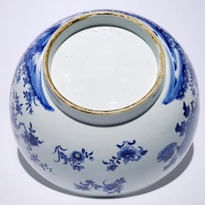 Een grote blauw-witte Chinese kom met vogels tussen bloeiende bloemen, Qianlong — foto 7
