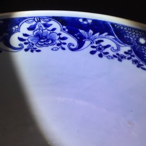 Een grote blauw-witte Chinese kom met vogels tussen bloeiende bloemen, Qianlong — foto 8