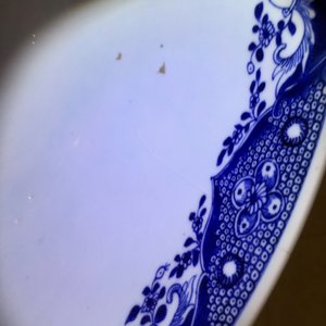 Een grote blauw-witte Chinese kom met vogels tussen bloeiende bloemen, Qianlong — foto 9