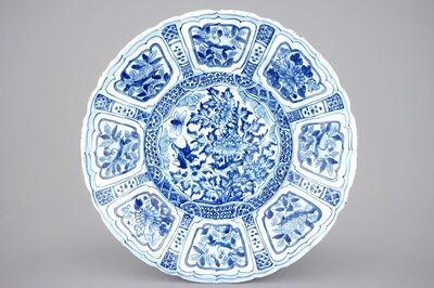 Een grote blauw witte Chinese schotel in kraakporselein, 17e eeuw