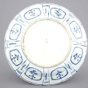 Een grote blauw witte Chinese schotel in kraakporselein, 17e eeuw — foto 3