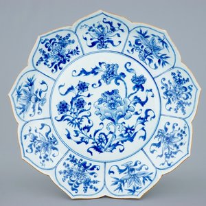 Een grote blauw-witte Chinese schotel in lotusvorm, Kangxi — foto 1