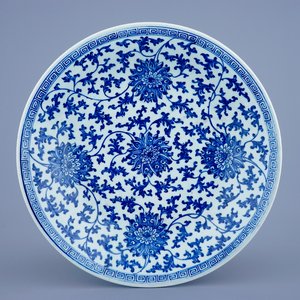 Een grote blauw-witte Chinese schotel met lotus scrolls, Qianlong merk en periode — foto 1