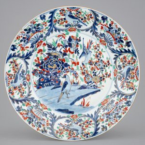 Een grote blauw-witte Chinese schotel met overglazuur decor, Kangxi — foto 1