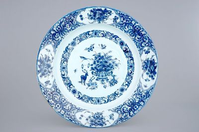 Een grote blauw-witte chinoiserie schotel met herten bij een bloemvaas, Frankrijk, 17/18e eeuw