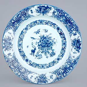 Een grote blauw-witte chinoiserie schotel met herten bij een bloemvaas, Frankrijk, 17/18e eeuw — foto 1