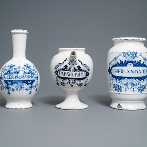 Een grote blauw-witte Delftse albarello, een siroopkan en een Brusselse apothekersfles, 18e eeuw — foto 2