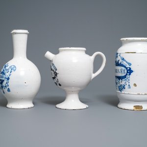 Een grote blauw-witte Delftse albarello, een siroopkan en een Brusselse apothekersfles, 18e eeuw — foto 3