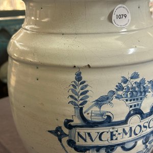 Een grote blauw-witte Delftse albarello of apothekerspot, wellicht Engeland, 18e eeuw — foto 12