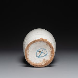 Een grote blauw-witte Delftse albarello of apothekerspot, wellicht Engeland, 18e eeuw — foto 4