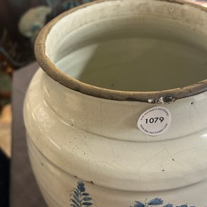 Een grote blauw-witte Delftse albarello of apothekerspot, wellicht Engeland, 18e eeuw — foto 8