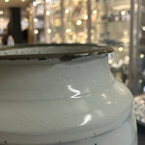 Een grote blauw-witte Delftse albarello of apothekerspot, wellicht Engeland, 18e eeuw — foto 9