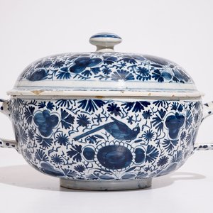 Een grote blauw-witte Delftse brandewijnkom met floraal decor met vogels, 18e eeuw — foto 1