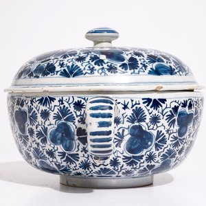 Een grote blauw-witte Delftse brandewijnkom met floraal decor met vogels, 18e eeuw — foto 4