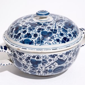 Een grote blauw-witte Delftse brandewijnkom met floraal decor met vogels, 18e eeuw — foto 7