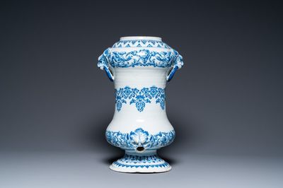 Een grote blauw-witte Delftse fontein in albarello-vorm, eind 17e eeuw