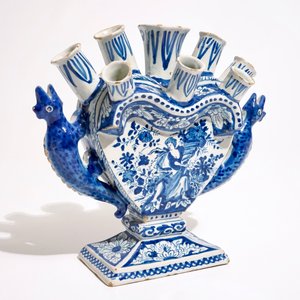 Een grote blauw-witte Delftse hartvormige tulpenvaas met hagedissen als handgrepen, 18e eeuw — foto 7