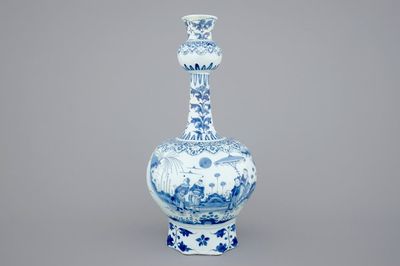 Een grote blauw-witte Delftse knobbelvaas met chinoiserie decor, 17e eeuw