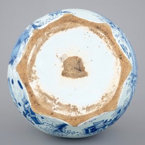 Een grote blauw-witte Delftse knobbelvaas met chinoiserie decor, 17e eeuw — foto 8